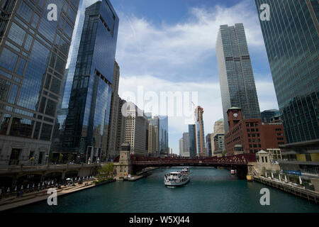 Suche entlang der Chicago River in Richtung der Clark Street Bridge und Wolf Point downtown Chicago IL USA Stockfoto