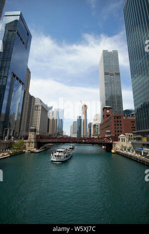 Suche entlang der Chicago River in Richtung der Clark Street Bridge und Wolf Point downtown Chicago IL USA Stockfoto