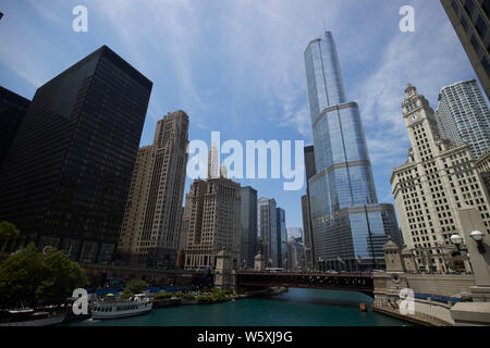 Suche entlang der Chicago River in Richtung der Michigan Avenue dusable Brücke und Trump Tower in der Innenstadt von Chicago IL USA Stockfoto