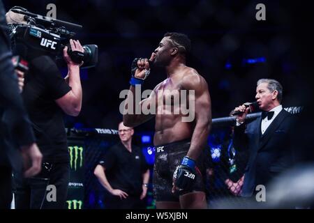 Francis Ngannou von Kamerun und Frankreich (blaue Handschuhe) reagiert gegen Curtis Blaydes von Amerika (rote Handschuhe) während der UFC Nacht in Cadillac Aren Kampf Stockfoto