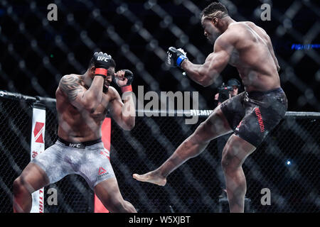 Francis Ngannou von Kamerun und Frankreich (blaue Handschuhe) kämpfe Curtis Blaydes von Amerika (rote Handschuhe) während der UFC Nacht in Cadillac Arena kämpfen werden. Stockfoto