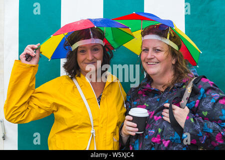 New Milton, Hampshire, UK. 30. Juli 2019. Menschenmassen strömen zu den ersten Tag des neuen Wald & Hampshire County Show auf einem nassen windigen matschig schlammigen Tag. Credit: Carolyn Jenkins/Alamy leben Nachrichten Stockfoto