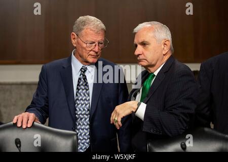 United States Senator Jim Inhofe (Republikaner von Oklahoma) und United States Senator Jack Reed (Demokrat von Rhode Island) erreichen die Anhörung der Air Force General John Hyten, der stellvertretende Vorsitzende des Generalstabs zu werden benannt ist, auf dem Capitol Hill in Washington, DC, USA am 30. Juli 2019. Credit: Stefani Reynolds/CNP | Verwendung weltweit Stockfoto