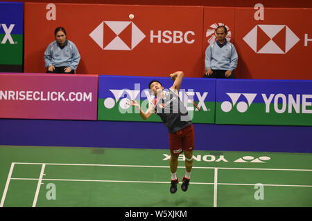 Kento Momota von Japan gibt einen Schuß zu Jonatan Christie Indonesiens in ihrem achten - Finale von singles Männer während der YONEX-SUNRISE Hongkong Stockfoto