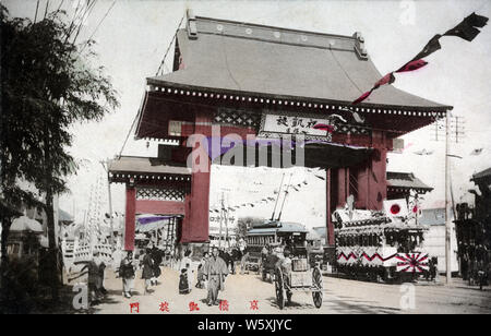 [1900s Japan - Russisch-Japanischen Krieg Triumphbogen, Tokio] - Triumphbogen (凱旋門) in Kyobashi, Tokio, in Gedenken an Japans Sieg im Russisch-Japanischen Krieg 1905 (Meiji 38). 20. jahrhundert alte Ansichtskarte. Stockfoto
