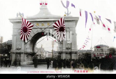 [1900s Japan - Russisch-Japanischen Krieg Triumphbogen, Tokio] - Triumphbogen (凱旋門) in Shinbashi, Tokio, in Gedenken an Japans Sieg im Russisch-Japanischen Krieg 1905 (Meiji 38). 20. jahrhundert alte Ansichtskarte. Stockfoto