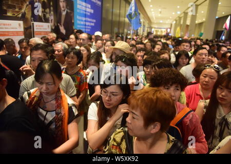 ------ Chinesische Touristen kaufen in einem King Power Duty Free Shop in Bangkok, Thailand, 13. März 2017. China's outbound Tourismus Markt befindet sich im Umbruch, ein c Stockfoto