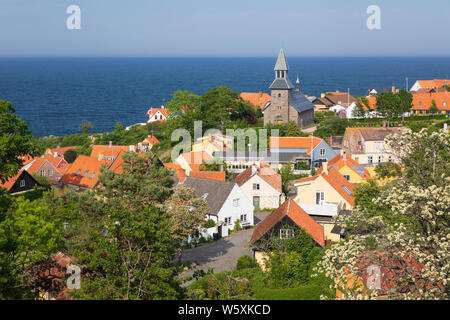 Blick über die Altstadt und Kirche an der Ostsee hinter, Gudhjem, Bornholm, Insel, Ostsee, Dänemark, Europa Stockfoto