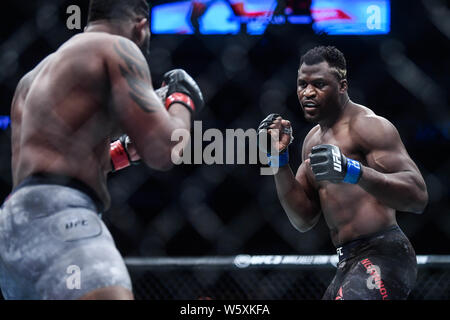 Francis Ngannou von Kamerun und Frankreich (blaue Handschuhe) kämpfe Curtis Blaydes von Amerika (rote Handschuhe) während der UFC Nacht in Cadillac Arena kämpfen werden. Stockfoto