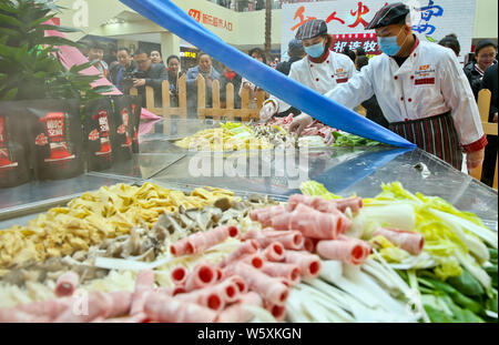 Chinesische Köche bereiten Essen für einen riesigen hotpot zu einem neu eröffneten Supermarkt in Zhangye Stadt im Nordwesten der chinesischen Provinz Gansu, 29. November 2018. Eine ne Stockfoto