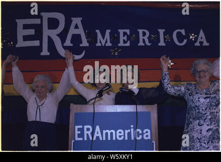 Rosalynn Carter und Betty Ford bei einer Kundgebung für den EFR Stockfoto