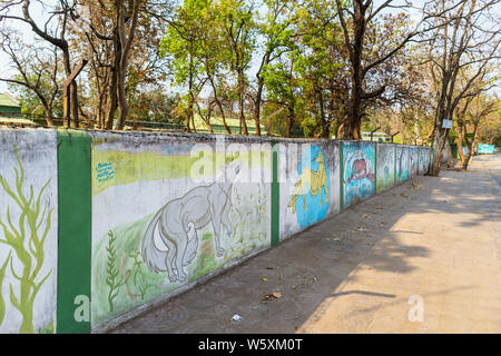 Wand mit bunten einfache Bilder von Tieren in Bandhavgarh durch den Nationalpark, Umaria Bezirk der zentralen indischen Bundesstaat Madhya Pradesh Stockfoto