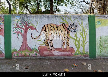 Bunte Straßenrand Wandmalerei eines Tiger bei Comares durch den National Park im Stadtteil Umaria der zentralen indischen Bundesstaat Madhya Pradesh Stockfoto