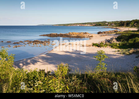 Abendlicht auf Sandkaas Strand in Richtung Tejn, Allinge, Bornholm, Ostsee, Dänemark, Europa suchen Stockfoto