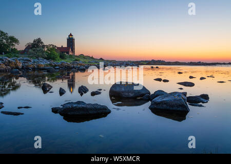 Svaneke Gamle Fyr Leuchtturm und felsigen Küstenlinie entlang der Ostküste bei Sonnenaufgang, Svaneke, Bornholm, Insel, Ostsee, Dänemark, Europa Stockfoto