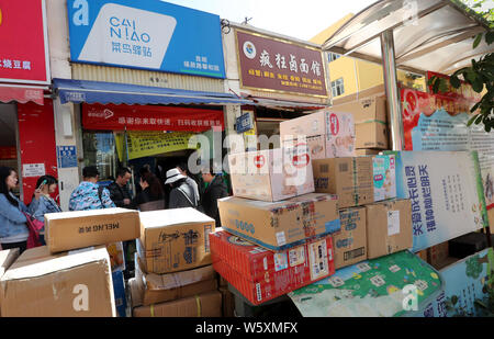 ------ Chinesische Arbeiter Arbeit an einer Station von Cainiao Netzwerk, die Logistik der Chinesischen e-commerce Riese Alibaba, in Kunming City, South China Y Stockfoto