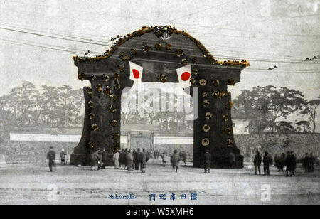 [1900s Japan - Russisch-Japanischen Krieg Triumphbogen, Tokio] - Triumphbogen (凱旋門) am Sakuradamon der Kaiserpalast in Tokio, in Gedenken an Japans Sieg im Russisch-Japanischen Krieg 1905 (Meiji 38). 20. jahrhundert alte Ansichtskarte. Stockfoto