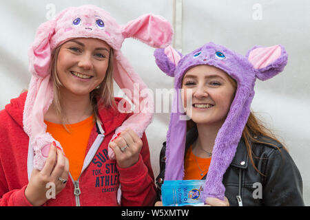 New Milton, Hampshire, UK. 30. Juli 2019. Menschenmassen strömen zu den ersten Tag des neuen Wald & Hampshire County Show auf einem nassen windigen matschig schlammigen Tag. Credit: Carolyn Jenkins/Alamy leben Nachrichten Stockfoto