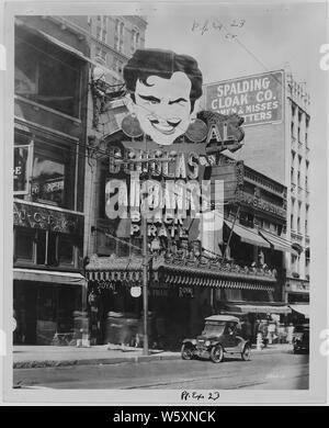 Royal Theater. Kansas City; Umfang und Inhalt: Außenaufnahmen, sowohl Tag- und Nachtgebiete aufnahmen, zeigt die Vorderseite des Theater und andere Geschäfte, die auf der Straße. Das Festzelt zeigt Funktion Clara Bow, Douglas Fairbanks, Lillian Gish, und Harold Lloyd, unter anderem. Die motion picture Titel sind deutlich sichtbar. Nr. 891 ist ein Panorama der Block zeigt Details auf der Vorderseite der Gebäude. In vielen der Fotos, die Autos auf der Straße geparkt werden. Stockfoto