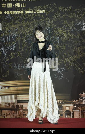 Chinesische Schauspielerin Sandra Ma oder Ma Sichun kommt auf dem roten Teppich Zeremonie des 27. China Golden Rooster & Hundert Blumen Film Festival in Foshan c Stockfoto