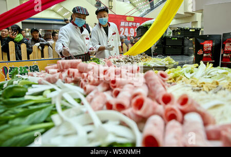 Chinesische Köche bereiten Essen für einen riesigen hotpot zu einem neu eröffneten Supermarkt in Zhangye Stadt im Nordwesten der chinesischen Provinz Gansu, 29. November 2018. Eine ne Stockfoto