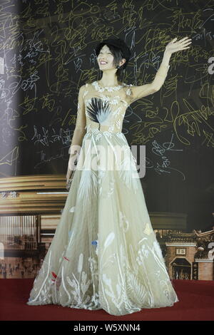 Chinesische Schauspielerin Sandra Ma oder Ma Sichun kommt auf dem roten Teppich Zeremonie des 27. China Golden Rooster & Hundert Blumen Film Festival in Foshan c Stockfoto