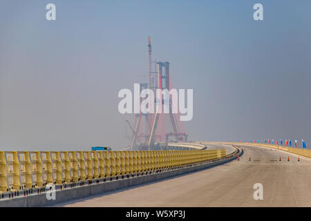 Ein Blick auf die Baustelle der Poyang See Nr. 2 Brücke, die in das längste Kabel - autobahnbrücke nach Fertigstellung waren, in Jiujiang c Stockfoto