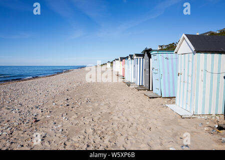 Bunten Badekabinen am Strand entlang in Rageleje Strand, Rageleje, Region Hovedstaden, Neuseeland, Dänemark, Europa Stockfoto