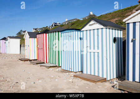 Bunten Badekabinen am Strand entlang in Rageleje Strand, Rageleje, Region Hovedstaden, Neuseeland, Dänemark, Europa Stockfoto