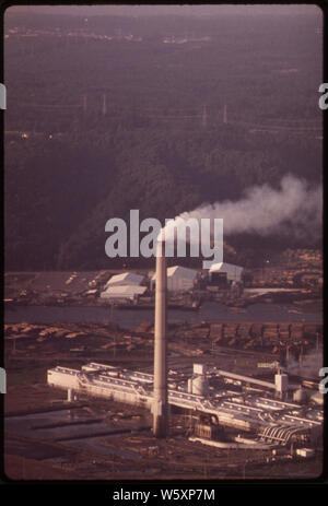 Rauch, STAPEL VON ALUMINIUM SCHMELZWERK Stockfoto