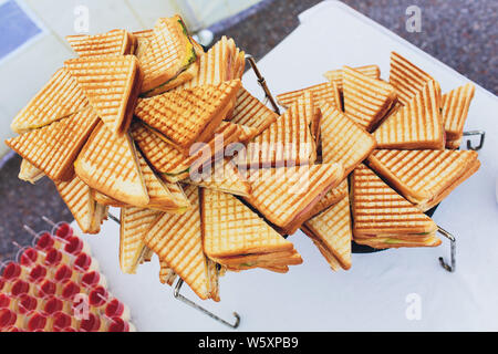 Schneiden Schüssel gemischter sandwich Dreiecke catering. Stockfoto