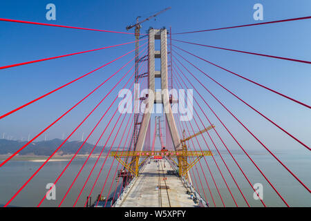 Ein Blick auf die Baustelle der Poyang See Nr. 2 Brücke, die in das längste Kabel - autobahnbrücke nach Fertigstellung waren, in Jiujiang c Stockfoto