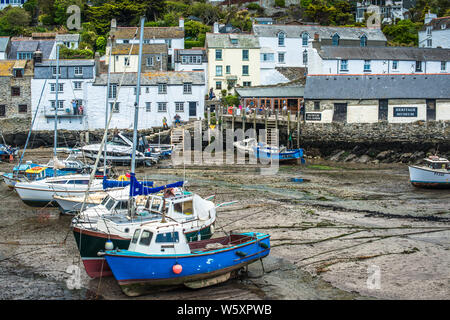 Charaktervollen alten Häusern thront auf einem Hügel mit Blick auf den Hafen von Polperro in Cornwall, England, Großbritannien. Stockfoto