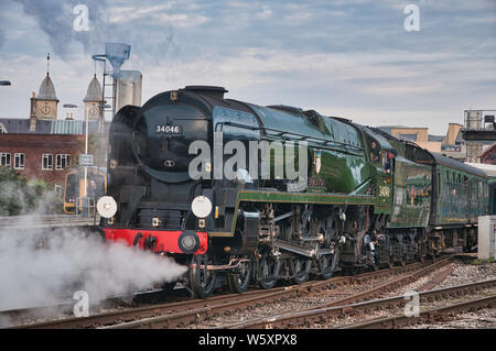 Umgebaut gemobbt Pazifik Klasse Lok 34046 "brannenburg" Blätter Bahnhof Temple Meads mit einem Sommer Ausflug Stockfoto