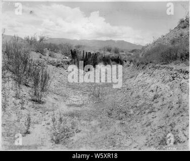 Salt River - Kanal - provisorische Reparatur in der Nähe von Mile 12.; Umfang und Inhalt: Foto aus dem Band in einer Serie von Fotoalben Dokumentation der Bau von Roosevelt Dam, Stewart Dam, und damit verbundene Arbeiten auf der Salt River in Arizona. Stockfoto