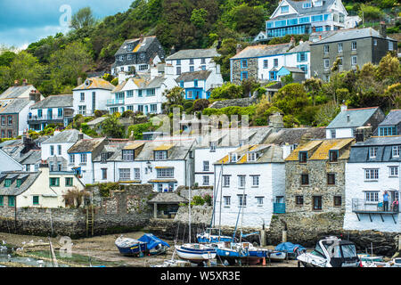 Charaktervollen alten Häusern thront auf einem Hügel mit Blick auf den Hafen von Polperro in Cornwall, England, Großbritannien. Stockfoto