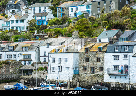 Charaktervollen alten Häusern thront auf einem Hügel mit Blick auf den Hafen von Polperro in Cornwall, England, Großbritannien. Stockfoto