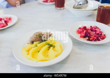 Blick von oben auf die Hähnchen Kiew Schnitzel mit Kartoffelbrei. Stockfoto