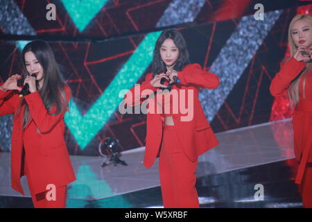 Mitglieder der koreanischen Mädchen Gruppe EXID während der Koreanische Musik-TV-Serie "Die Show" in Seoul, Südkorea, 27. November 2018 durchführen. Stockfoto