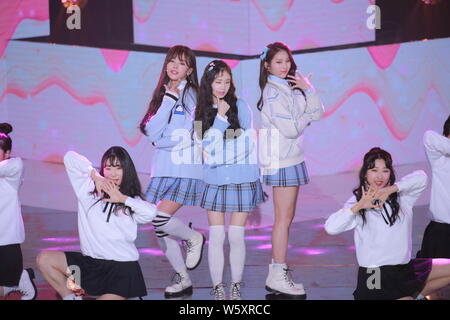 Mitglieder der koreanischen Mädchen Gruppe Geschmack, die erste Einheit des FENT upcoming Mädchen Gruppe Fanatikern, während die Koreanische Musik-TV-Serie "Die Stockfoto