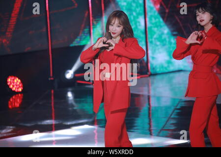 Mitglieder der koreanischen Mädchen Gruppe EXID während der Koreanische Musik-TV-Serie "Die Show" in Seoul, Südkorea, 27. November 2018 durchführen. Stockfoto