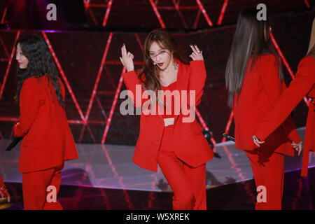 Mitglieder der koreanischen Mädchen Gruppe EXID während der Koreanische Musik-TV-Serie "Die Show" in Seoul, Südkorea, 27. November 2018 durchführen. Stockfoto