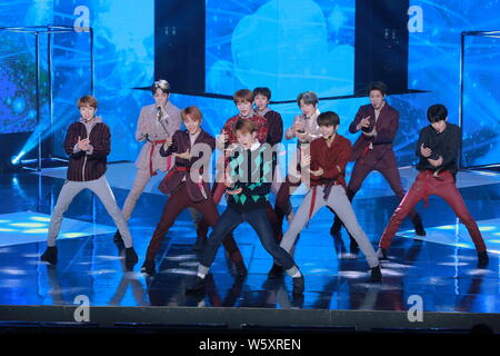 Mitglieder der Koreanischen junge Band, das Goldene Kind, abgekürzt als GNCD oder GolCha, während die Koreanische Musik-TV-Serie "Die Show" in Seoul, Sou Stockfoto