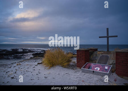 Moody Himmel über ein Mahnmal am Bertha's Strand am Abend, East Falkland. Stockfoto