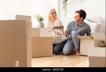 Glückliches Paar Kisten Auspacken Umzug in neues Zuhause Stockfoto