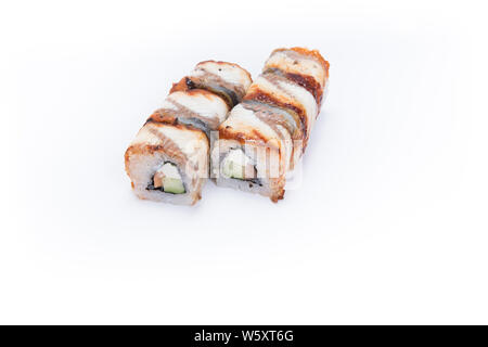 Japanische Rolle mit Speck und Käse auf einem weißen Hintergrund. Stockfoto