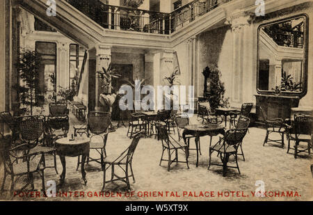 [1900s Japan - Innere Wertvorstellung Hotel in Yokohama] - Das Foyer und der Wintergarten des Oriental Palace Hotel auf Kaigaindori in Yokohama, Kanagawa Präfektur. In der Nähe der Französischen Pier (フランス波止場, Furansu Hatoba) entfernt, es war im Jahre 1903 (Meiji 36) geöffnet und lief, bis er von der Kanto Erdbeben im September 1, 1923 (taisho 12) zerstört wurde. 20. jahrhundert alte Ansichtskarte. Stockfoto