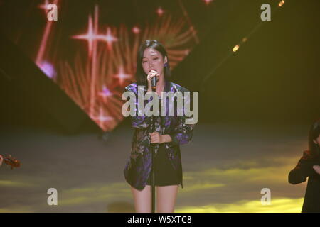 Koreanische Sängerin Kim So-ya, momonymously bekannt als Soja, der während der Koreanische Musik-TV-Serie "Die Show" in Seoul, Südkorea, 20 Novem Stockfoto