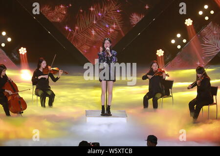 Koreanische Sängerin Kim So-ya, momonymously bekannt als Soja, der während der Koreanische Musik-TV-Serie "Die Show" in Seoul, Südkorea, 20 Novem Stockfoto