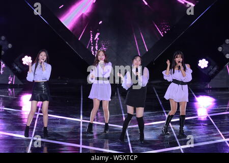 Mitglieder der koreanischen Mädchen Gruppe Maywish durchführen, während die Koreanische Musik-TV-Serie "Die Show" in Seoul, Südkorea, 20. November 2018. Stockfoto